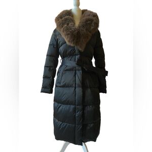 Elegant Black Puffer Coat with Fur Collar